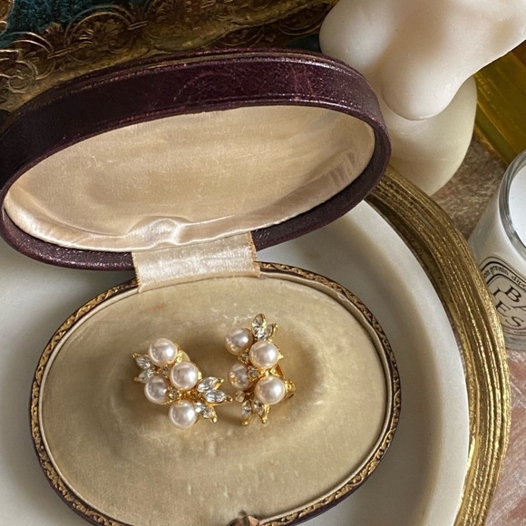 TANYA Lind Pearl rhinestone clip earrings 1” - Picture 8 of 16